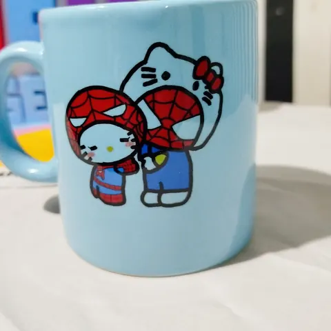 Taza Spider-Man y Hello Kitty