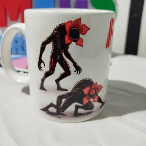 Taza Stranger Things con nombre